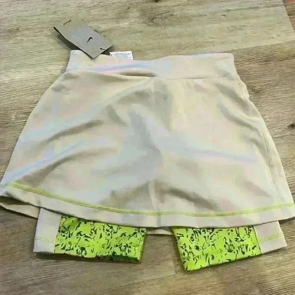 Nike girls beige green shorts athletic skirt - Picture 3 of 4